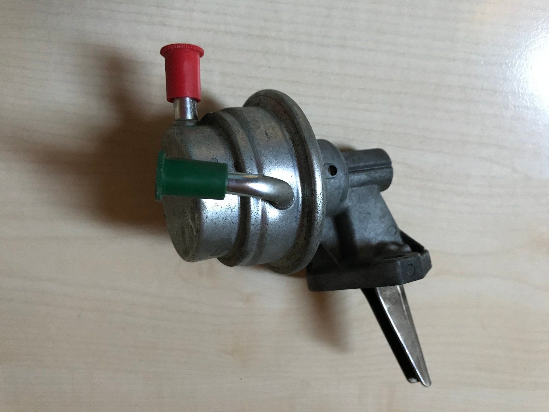 VW Tutti pezzi di ricambio auto: Benzinpumpe VW Golf I von 1983 Oldtimer – Usato da Hedingen venduto da mg1948_er