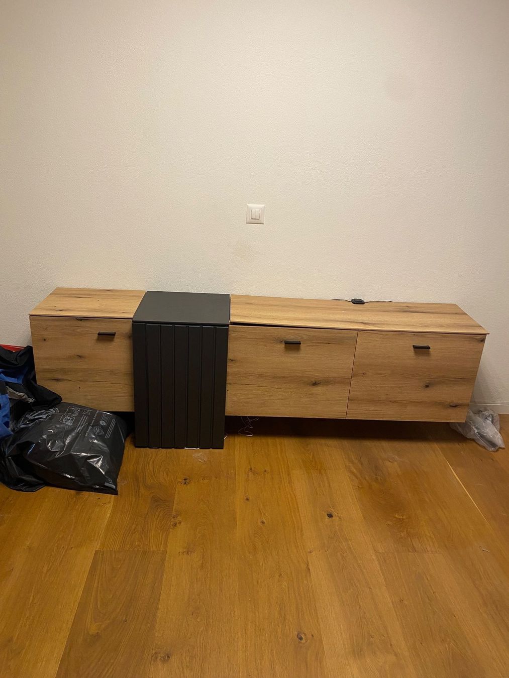 Mobili TV: Sideboard Holzoptik mit schwarzen Fronten gebraucht – Usato da Zürich venduto da dom_g5nv