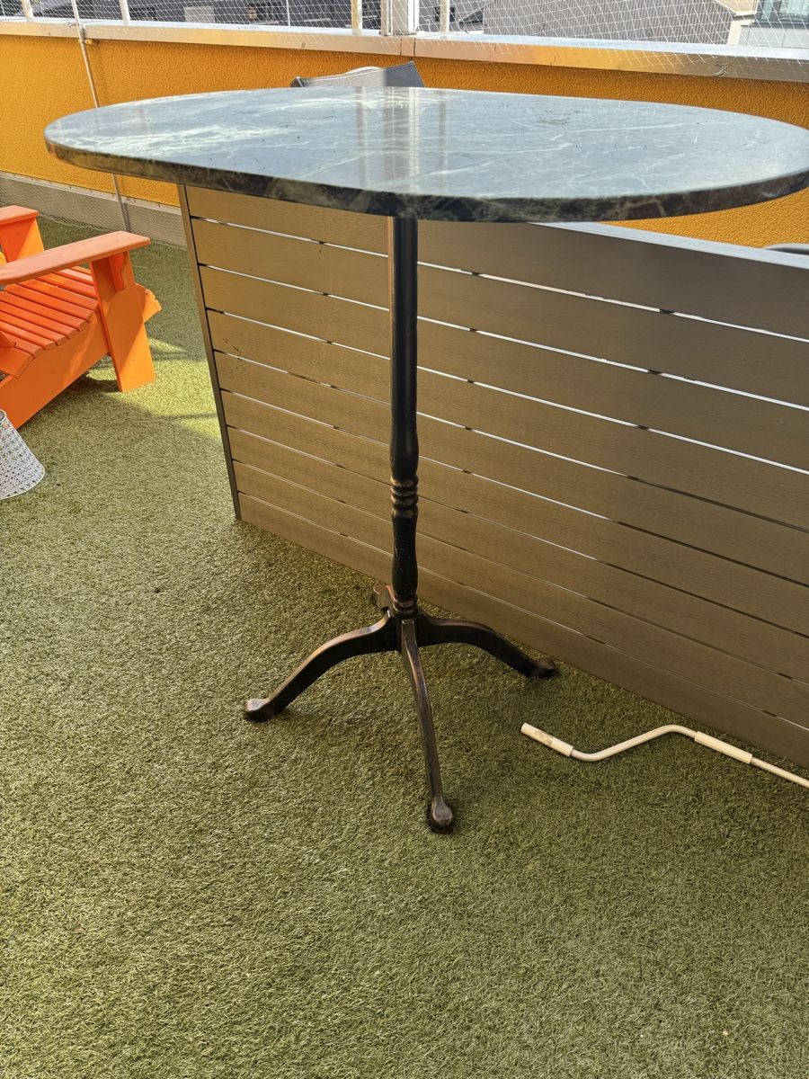 Tische: Tisch Marmorplatte mit Metallfuss oval geformt – Gebraucht aus Volketswil von HDT2