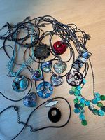 Modeschmuck gebraucht - Anhänger mit Ketten aus Schnur