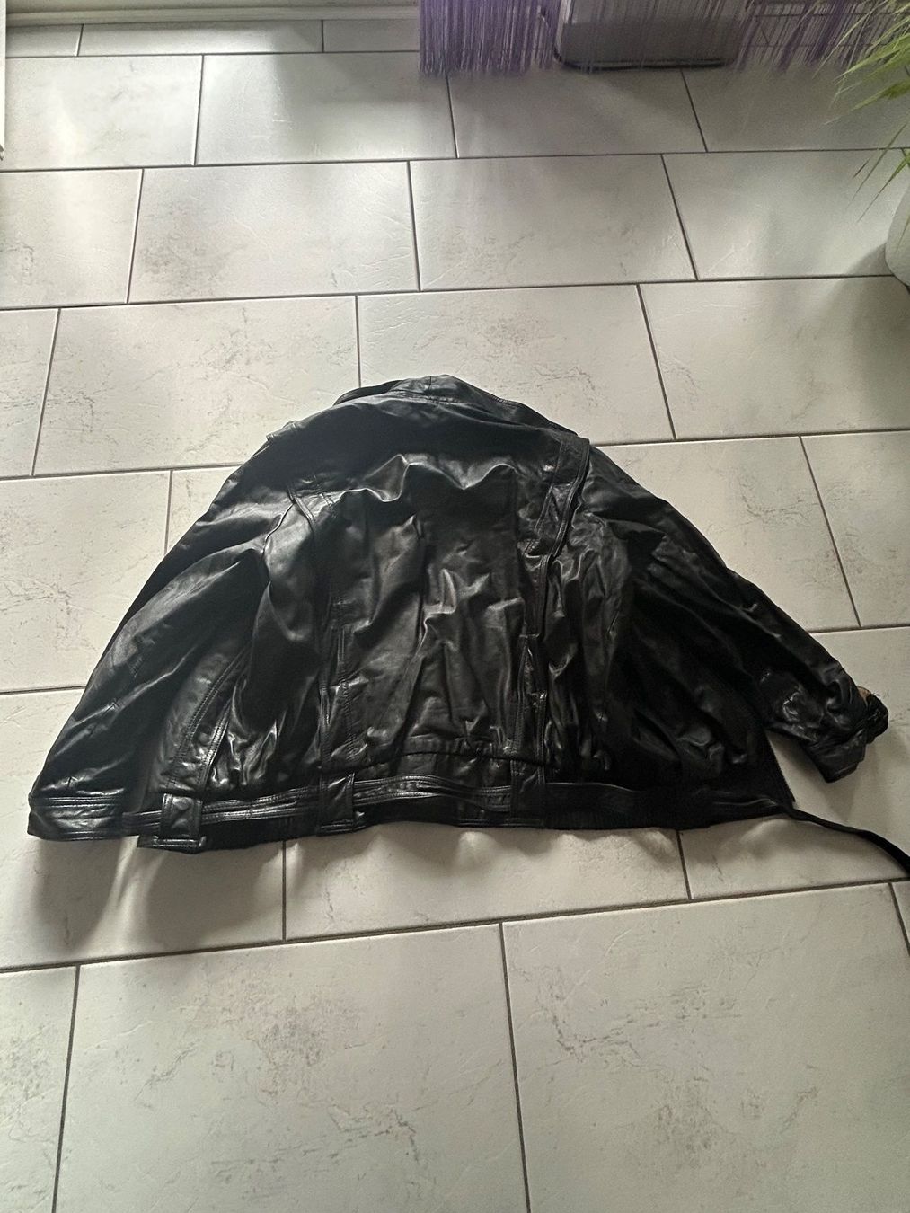 Giacche: Schwarze Lederjacke aus den 80er – Usato da Waltenschwil venduto da alfarumore 1