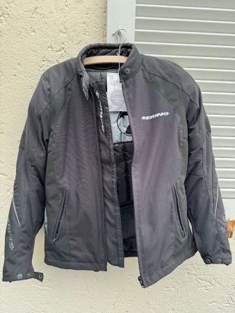 Schwarze Bering-Motorradjacke, Größe M – Sehr guter Zustand!