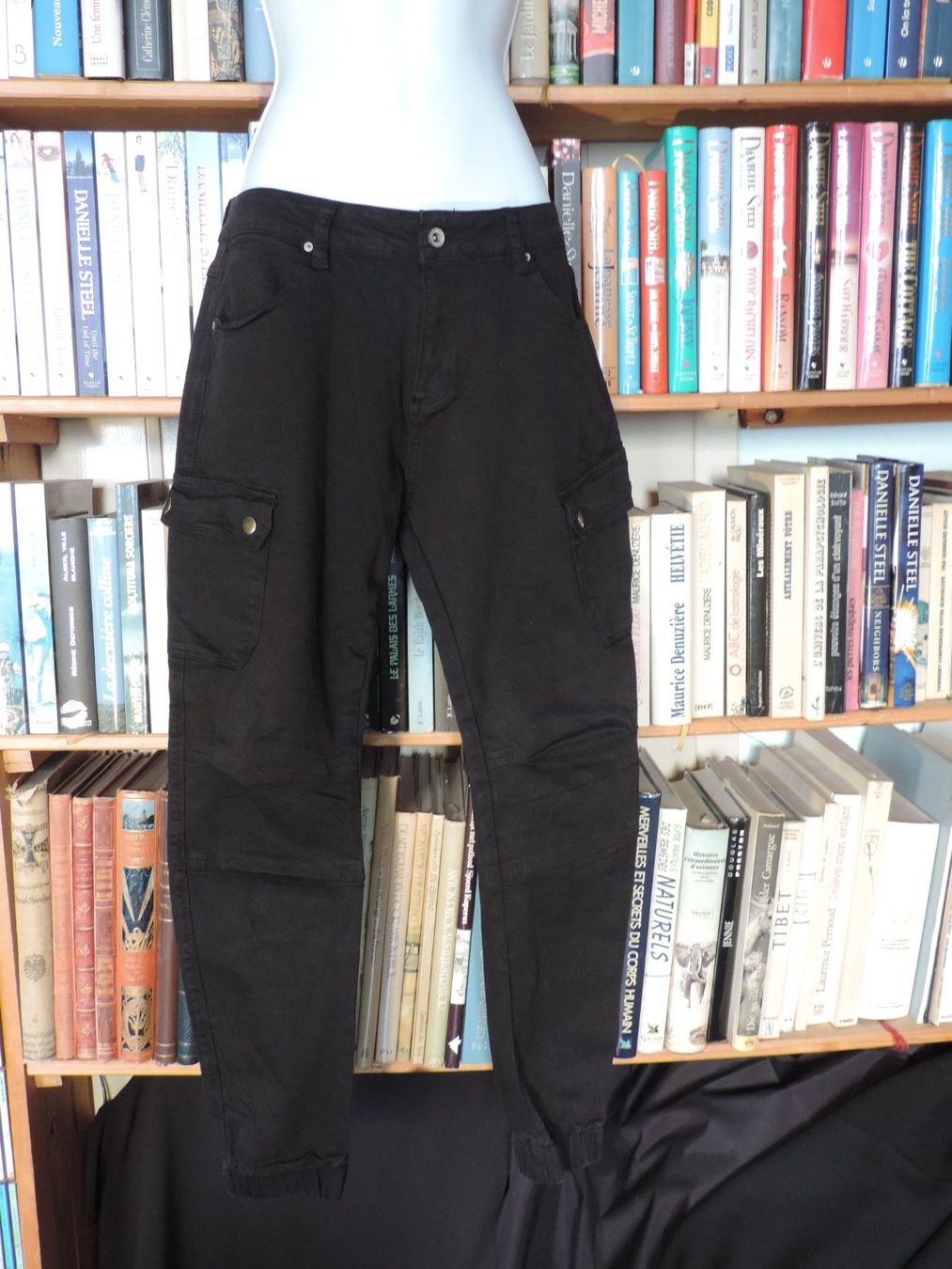 Pantaloni: pantalon stretch noir – Usato da Genève venduto da Axelle333