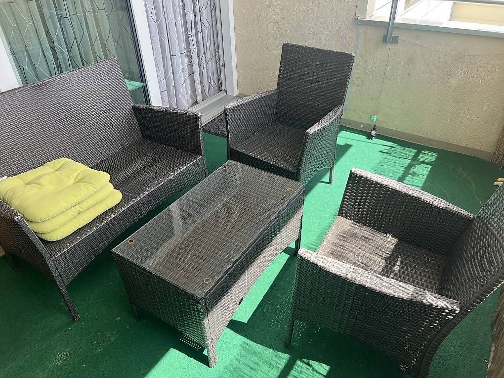 Set di tavolo e panche: Gratis Gartenlounge  – Usato da Sulgen venduto da AldinaA. 1