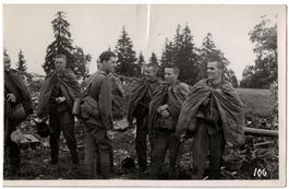 Soldatengruppe bei Rast, Fotokarte um 1935