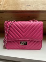 Pinke Umhängetasche mit Kette