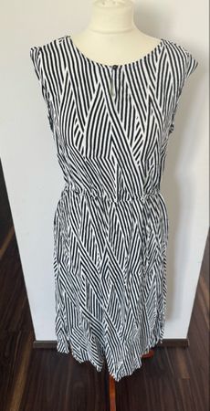 Kleid Kenny's Grösse 36 schwarz weiss gemustert