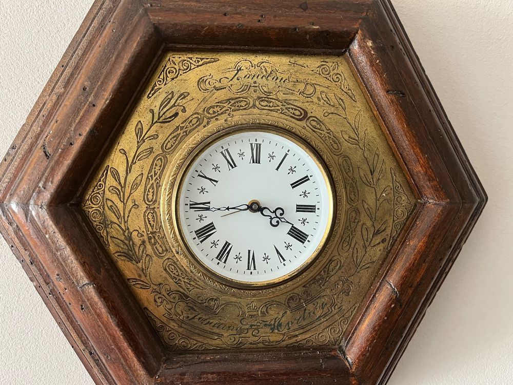 AMS Wanduhr Mit Quarzwerk - Geschwungenes Holzgehäuse In Messingoptik, Geräuscharm