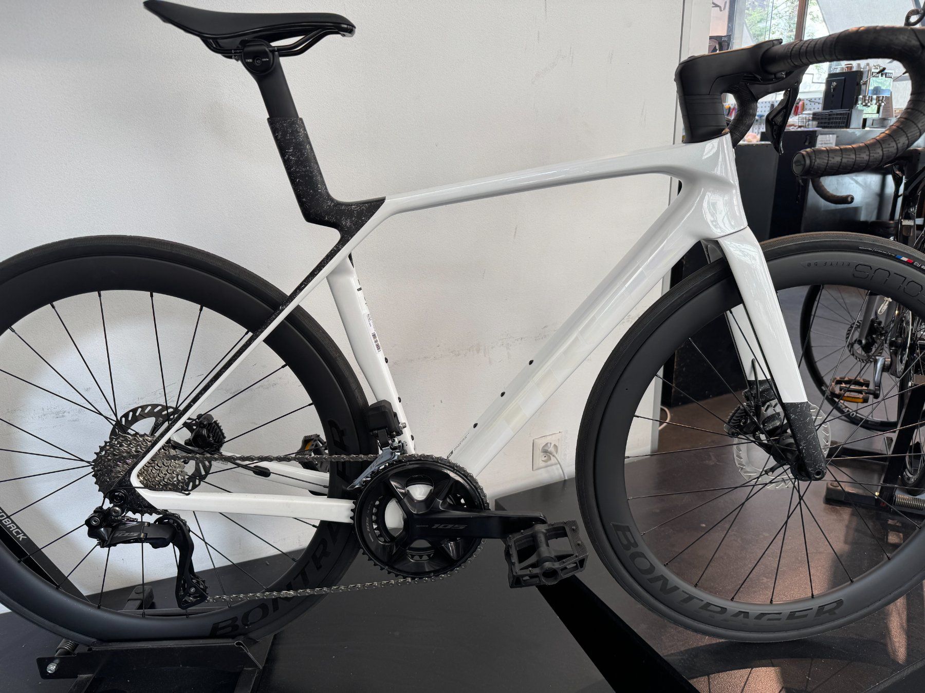 Trek Biciclette: Trek Madone SL 6 Gen 8, Grösse Medium – Nuovo e nell'imballaggio originale da Zürich venduto da Velofabrik01