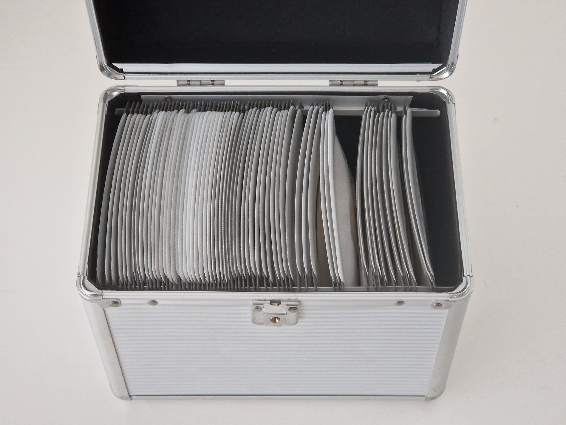 Altro per la casa: CD/DVD Case – Usato da Domat/Ems venduto da cgrho01 1