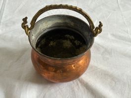 Kleiner Kupfertopf mit ornamentalem Griff