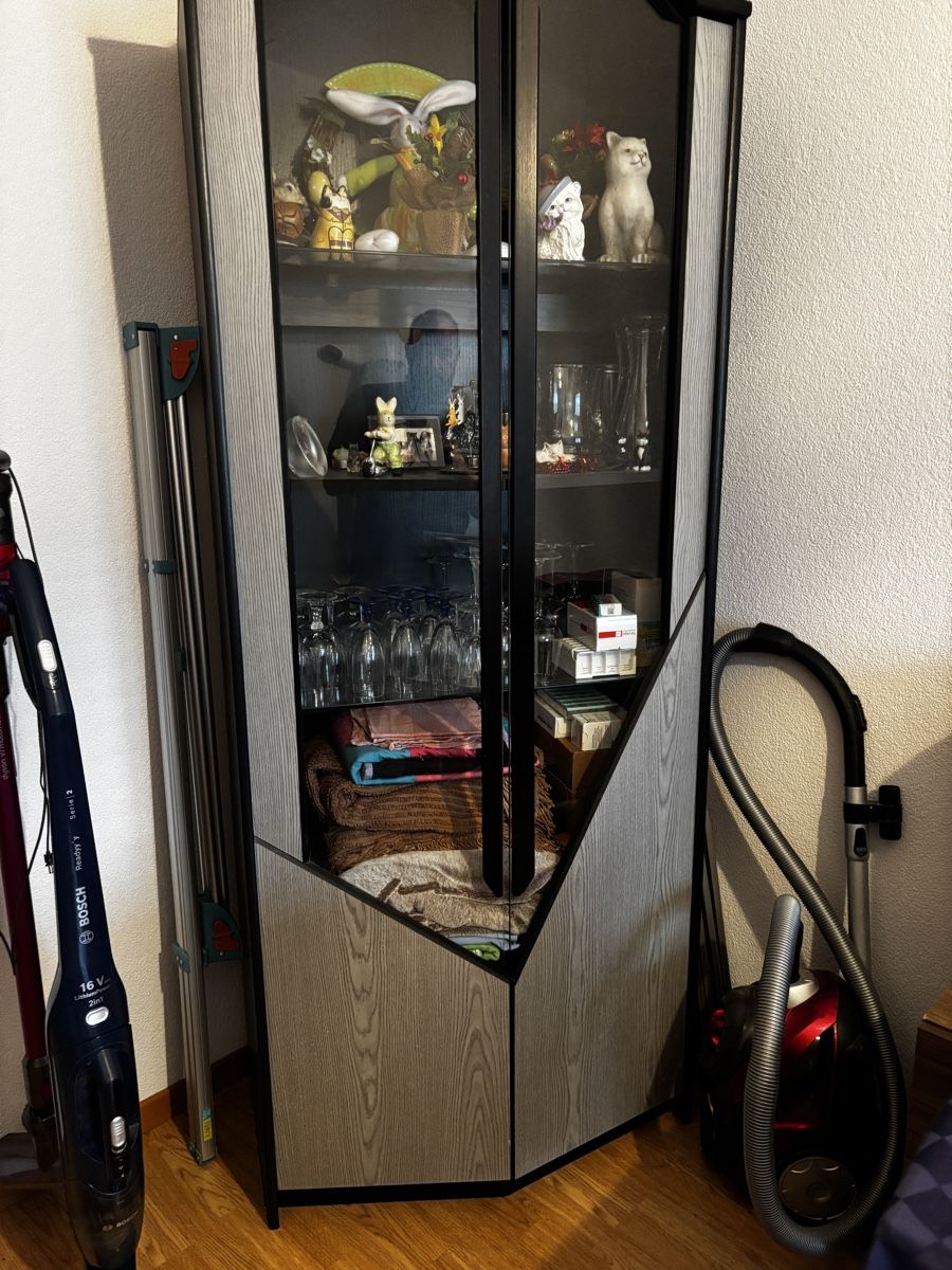 Vitrinen: Moderne Eckvitrine mit Glastüren  – Gebraucht aus Ittigen von brenner82