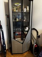 Moderne Eckvitrine mit Glastüren 