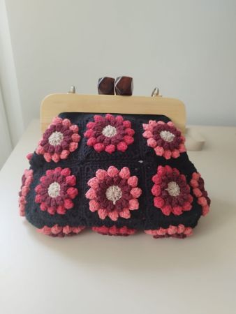 Sac à main vintage crocheté, fleurs roses et noires