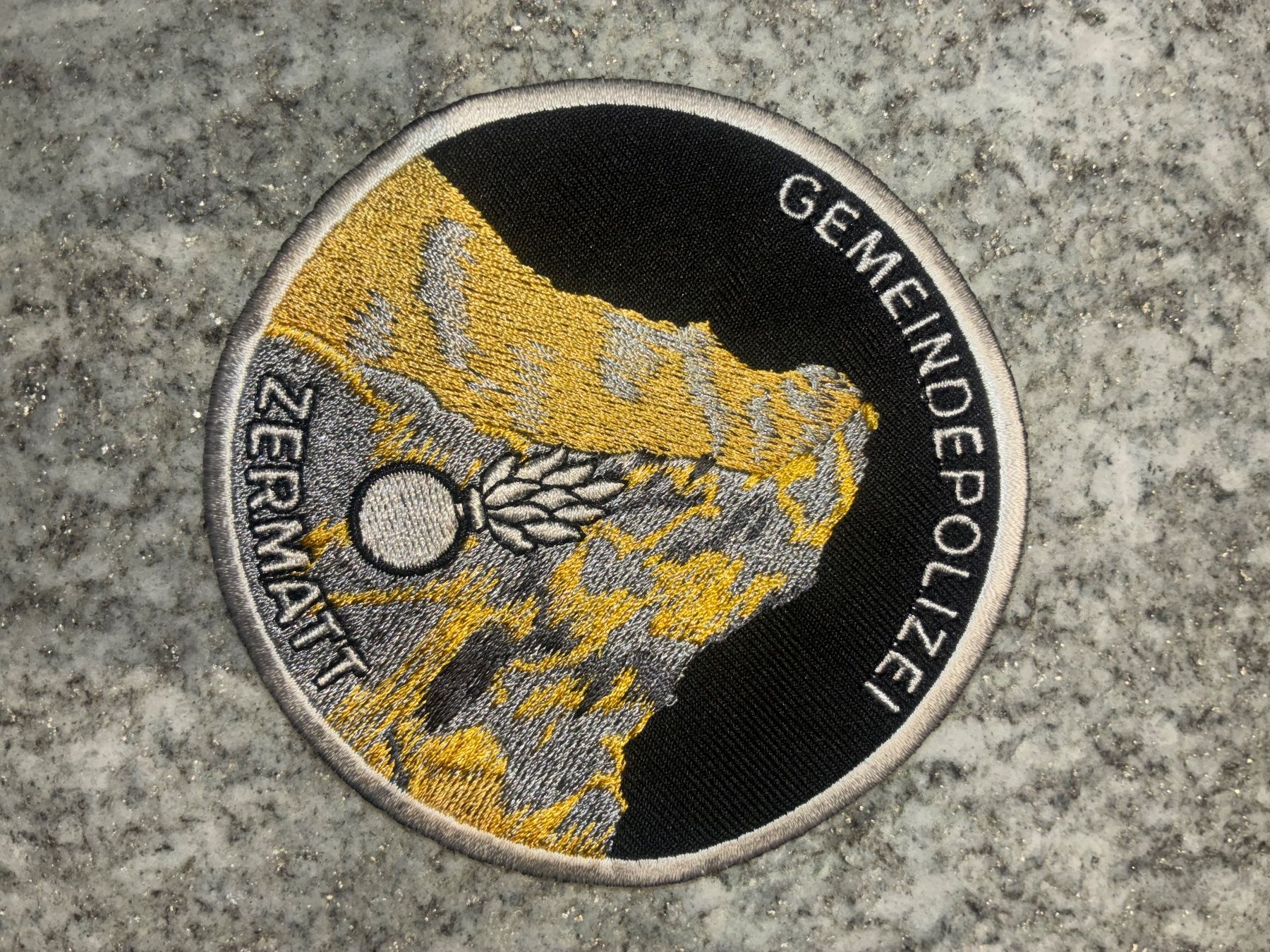 Swiss Placchette & Badge: Original Badge Gemeindepolizei Zermatt – Usato da Oberiberg venduto da reimet