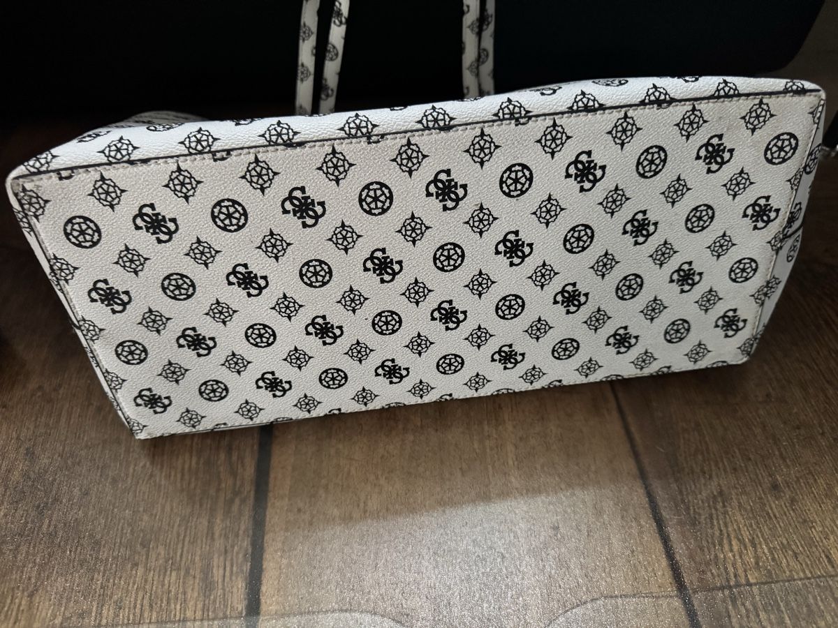 Guess Borse: Guess Handtasche weiss/schwarz Logo Muster – Usato da Dornach venduto da MonaFundgrube 2