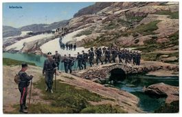 Grenzbesetzung 1914, Infanterie überquert Brücke, gel. 1915