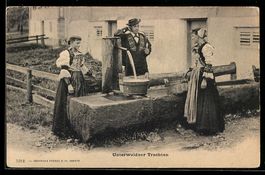 Mann und Frauen in Unterwaldner Trachten