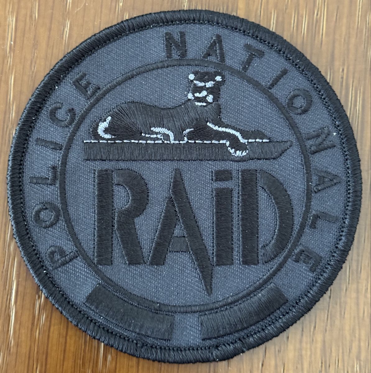 Placchette & Badge: Badge - RAID – Nuovo e nell'imballaggio originale da Genève venduto da CollectorComp