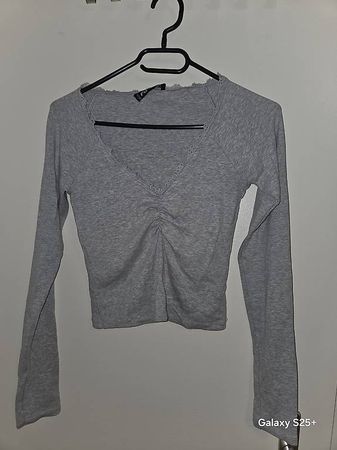 2 Langarmshirt mit V-Ausschnitt 