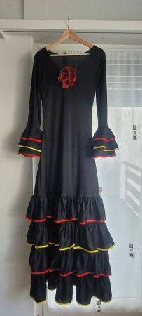 Schönes traditionelles spanisches Kleid, für Sevillanas Mess