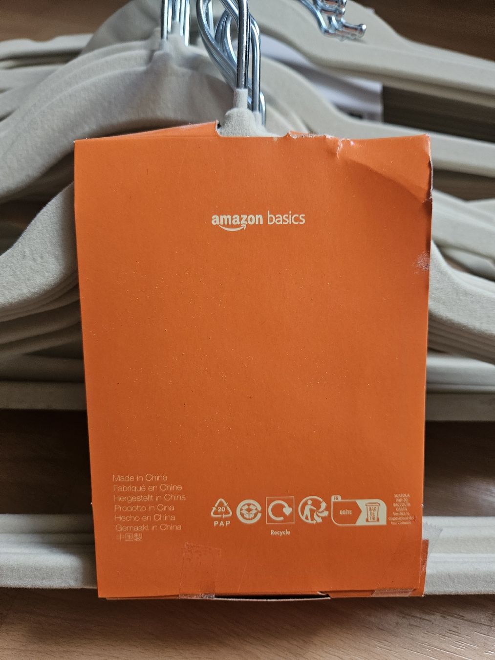Appendiabiti: 100 Stück Amazon Basics dünne Samt Kleiderbügel – Usato da Laufenburg venduto da tinayv 1