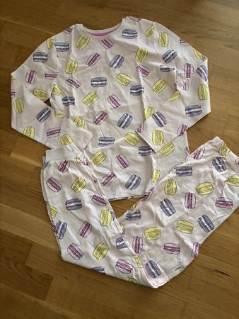 Schönes Pyjama Gr. 152, Neu