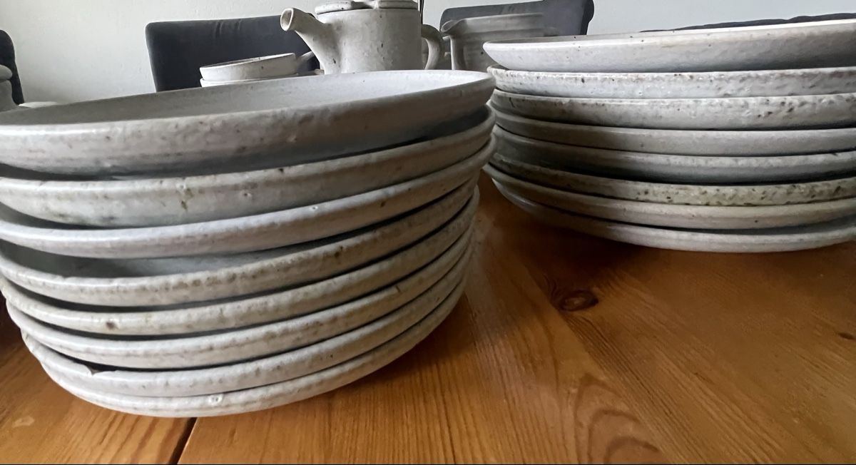 Set di piatti: grosses Geschirrset Steingut – Usato da Neftenbach venduto da aeronic 2
