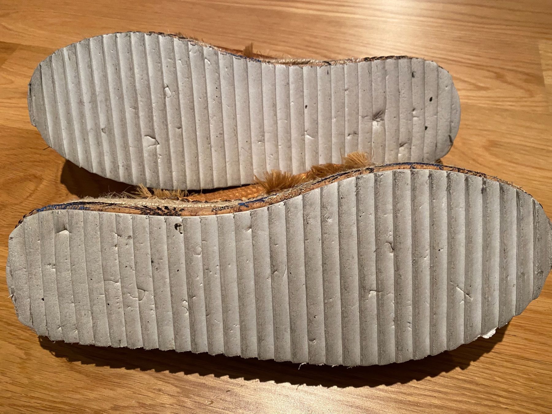 Damenschuhe: Slipper (Gr 39) – Gebraucht aus Olten von smashbox 1