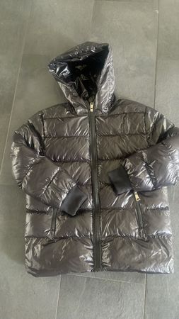 Schwarze Winterjacke mit Kapuze - Warm und stilvoll!