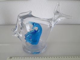 Ein schöner großer Fisch mit einem kleinen darin aus Glas