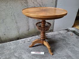 Toller antiker Beistelltisch/Salontisch, Gedrechselt, Schräg