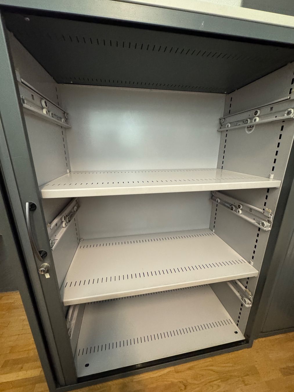 Lista Armadi: LISTA Rollladenschrank – Usato da Kestenholz venduto da cvx_889vv 2