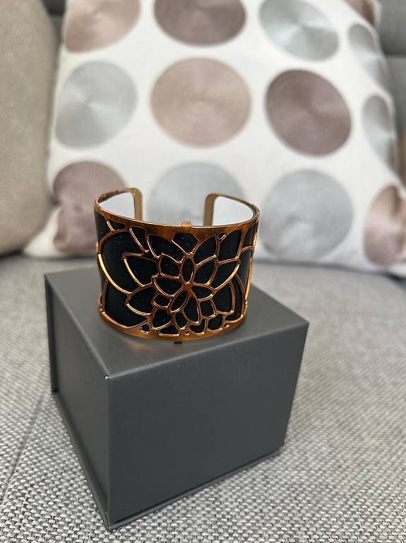 Armbänder & -reifen: GEORGETTES bracelet, doré avec deux interface blanc ou noir – Gebraucht aus Echallens von fayetrahel 1