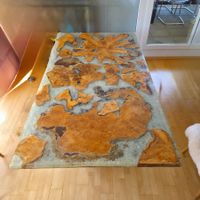 Einzigartiger Designer Esstisch aus Olivenholz und Epoxid