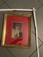 Quadro con cornice dorata e dipinto