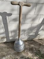 Antiker Wäschestampfer aus Metall und Holz – Vintage – Dekor