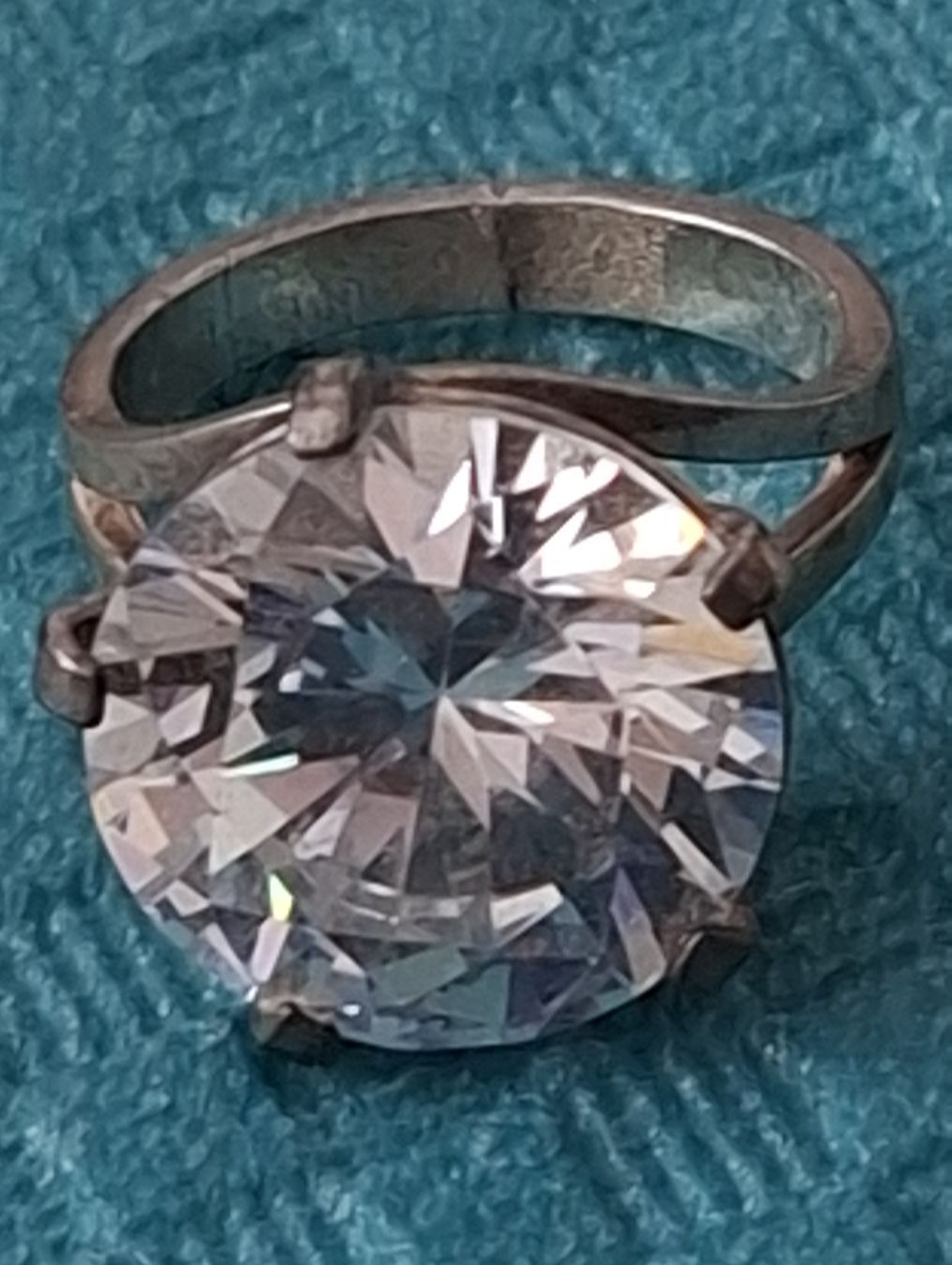 Anelli: Funkelnder Ring mit grossem Stein, 925 Silber – Usato da Rotkreuz venduto da PrelovedPicks 1