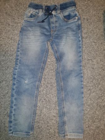 Jeans Grösse 116 Marke OVS mit kleinem Löchli am Knie