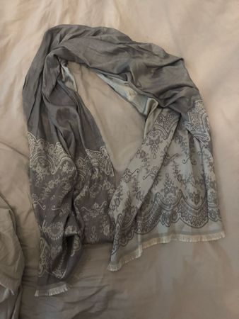 Damen Schal 100% Seide grau floral mit Fransen neu