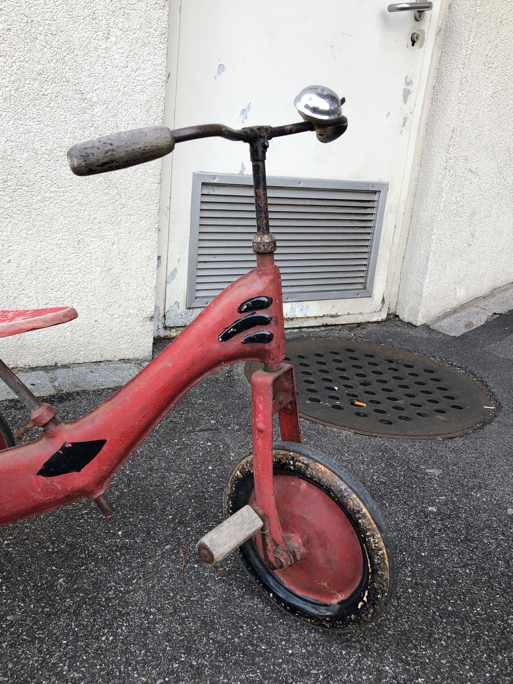 Veicoli per bambini: antikes Drei-Rad aus Metall – Usato da Langnau am Albis venduto da peterpicasso 6