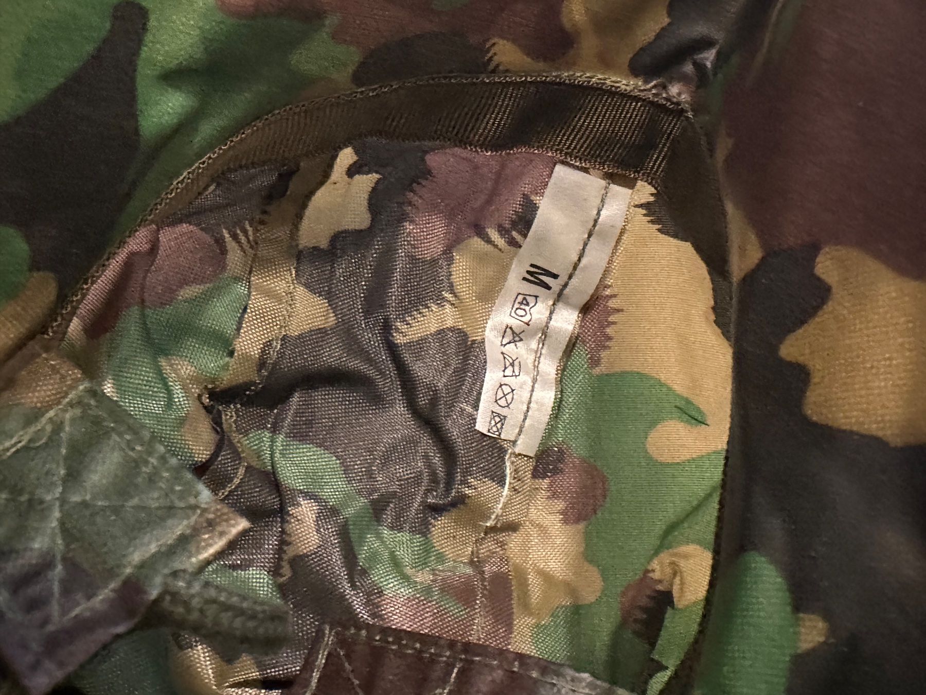 Armée suisse Uniformes: Schweizer Armee Regenhut Tarnmuster M - Neu – Neuf avec emballage d'origine à Genève par Jiday 1