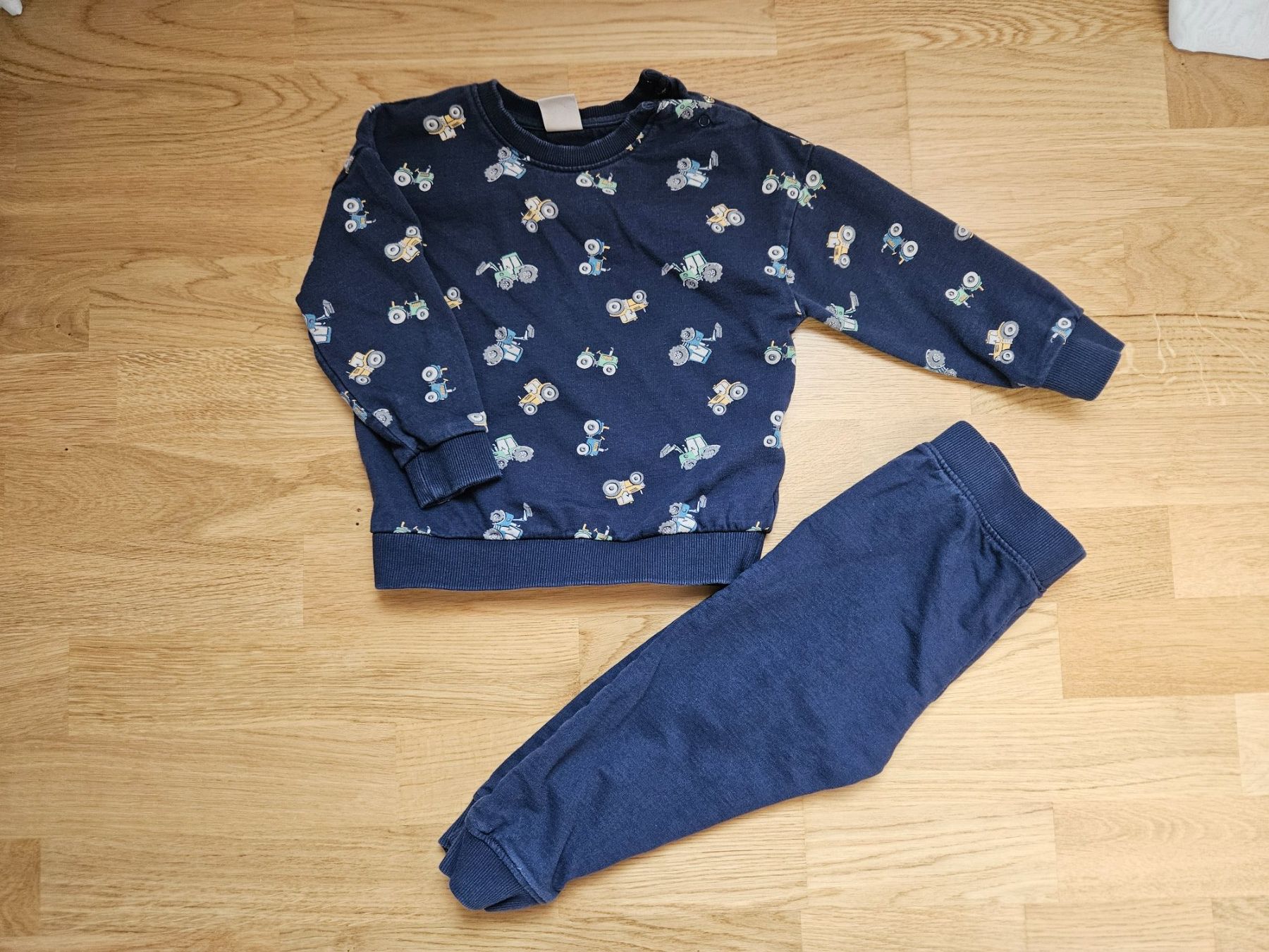 Lotti & Set di vestiti: Set aus Pullover & Hose, Gr. 86/92, Traktor – Usato da Bern venduto da Oloui