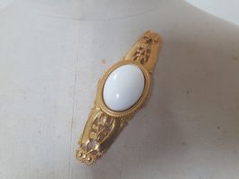 Goldene Brosche mit weissem Stein, elegant
