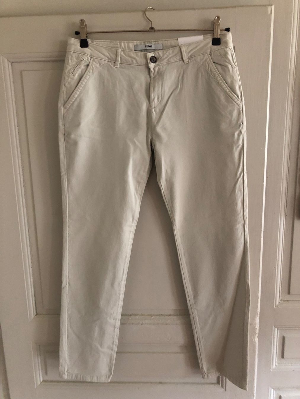 Pantaloni: Pantalon Reiko 32 chino – Nuovo e nell'imballaggio originale da Arnex-sur-Orbe venduto da cameleonfringant