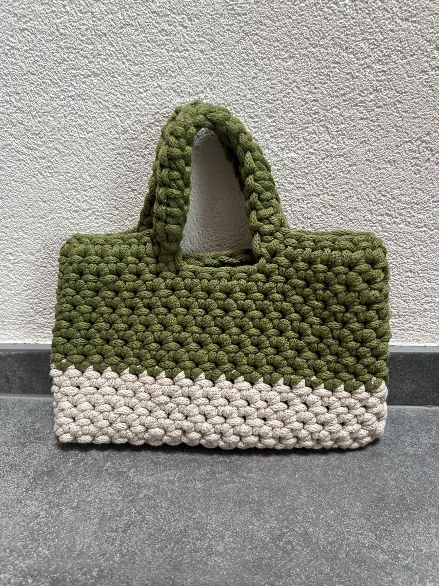 Borse da donna: Selbstgehäckelte Tasche, grün/beige – Usato da Wettswil venduto da alstel24