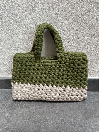 Selbstgehäckelte Tasche, grün/beige