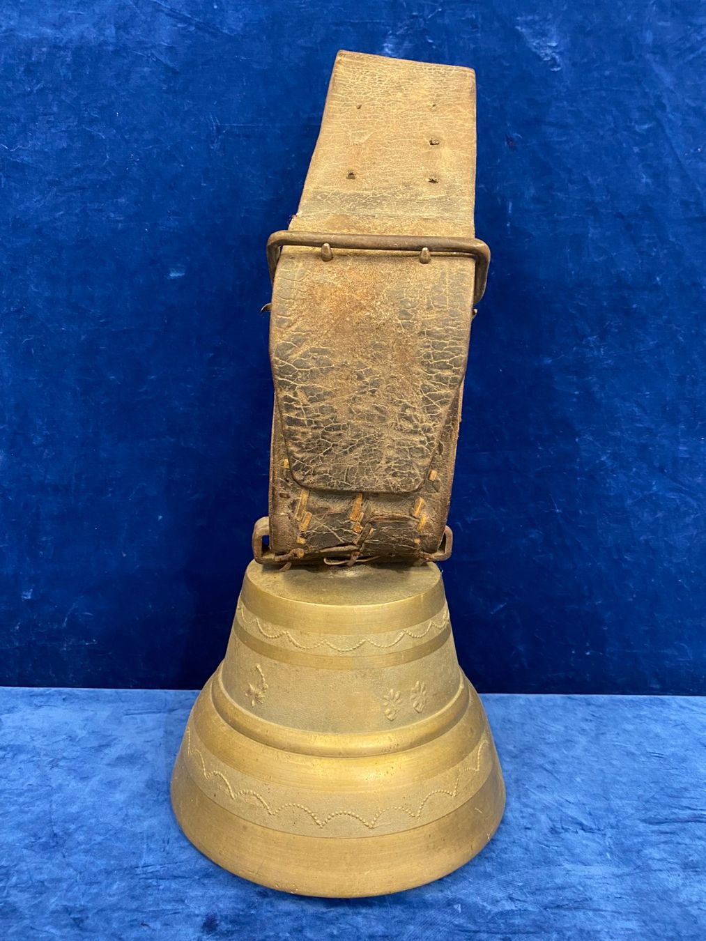 Campanacci mucche: Antike wunderschöner Grosser Schweizer Glocke mit Lederband – Usato da Steinhausen venduto da Super05 3