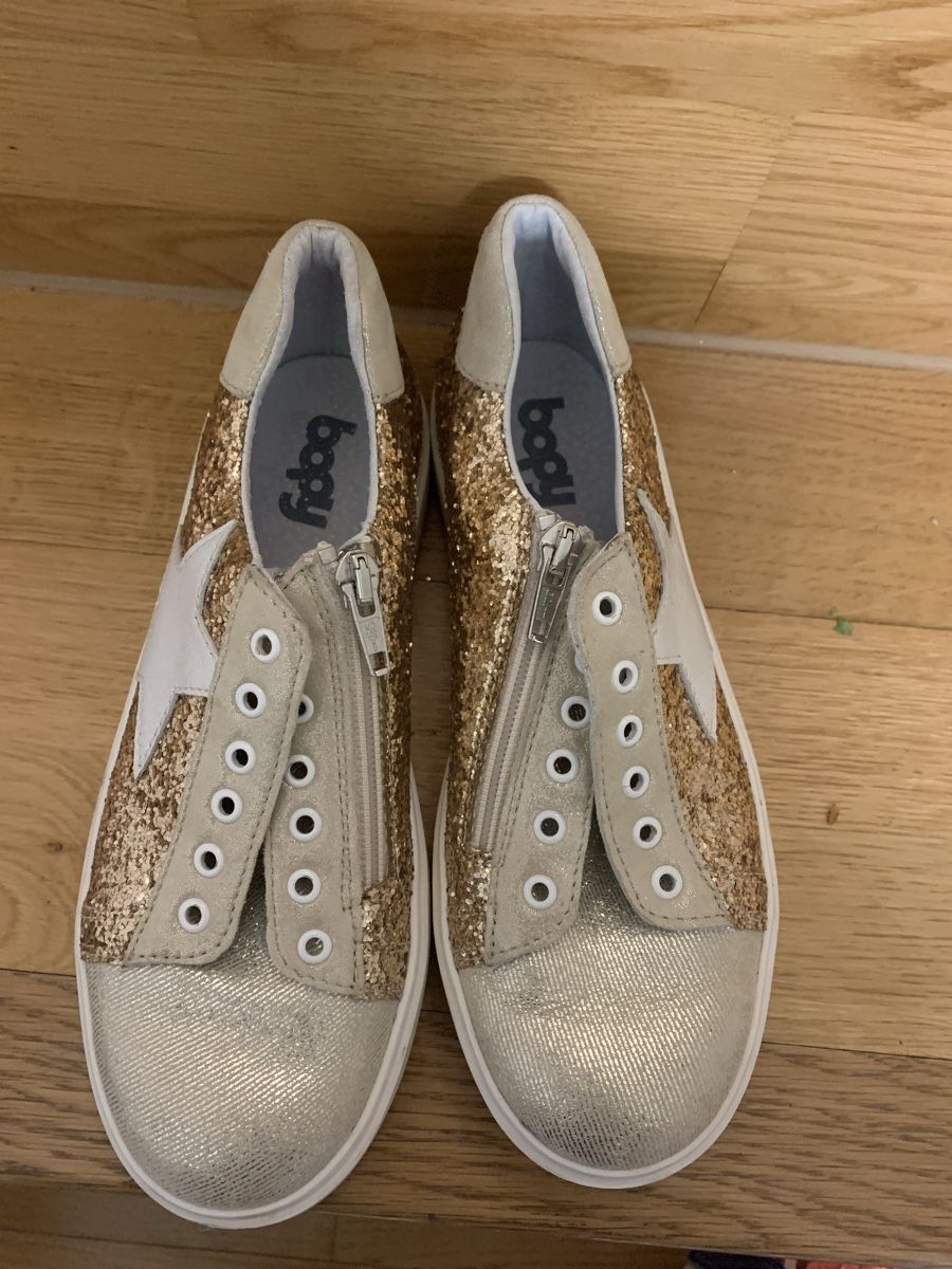 Chaussures filles: Schöne Sneakers Grösse 33 – D'occasion à Ostermundigen par des_t9vv