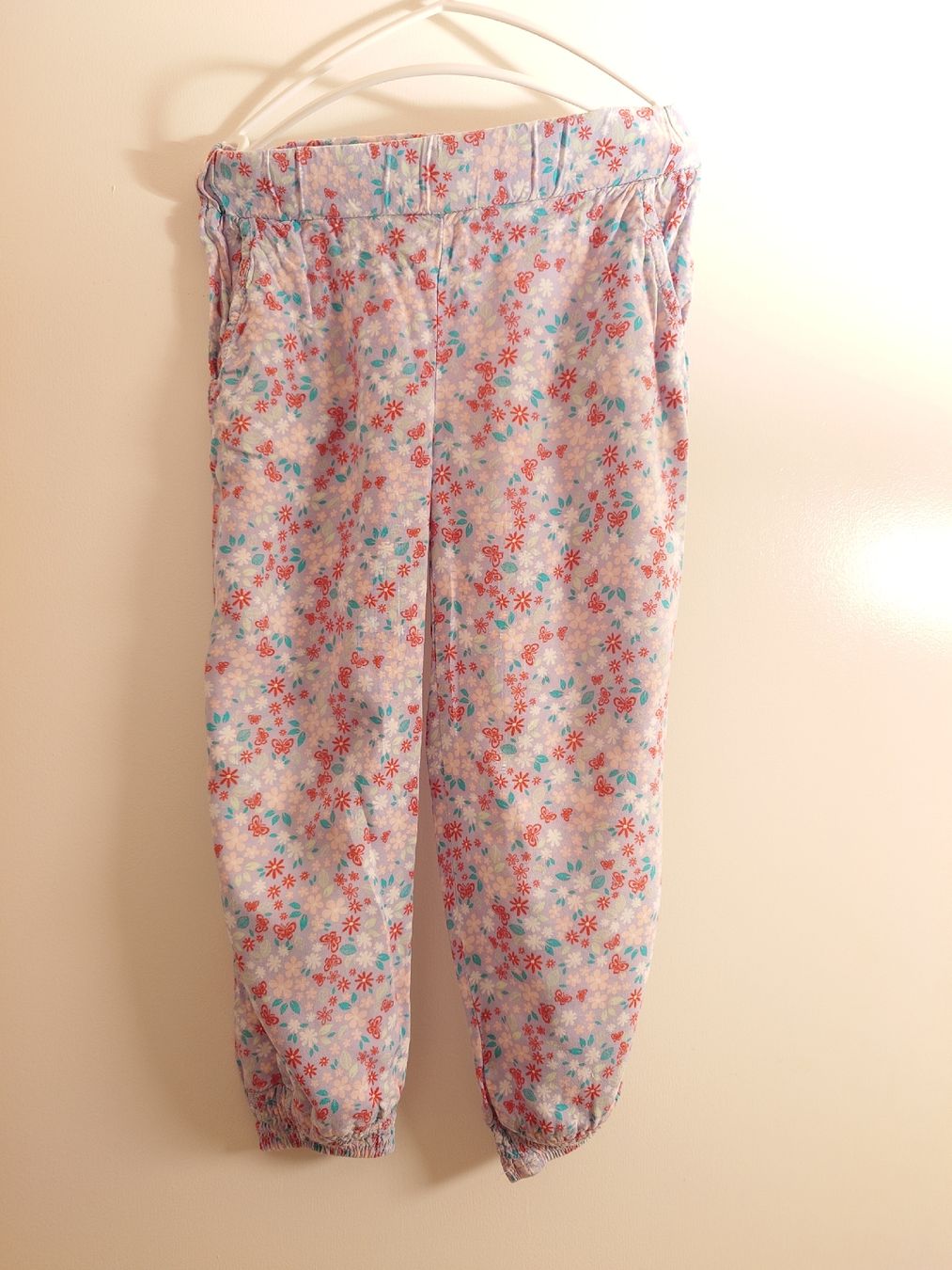 Hosen: Leichte Hose Blumenmuster, Grösse 104 – Gebraucht aus Uster von snowy_6